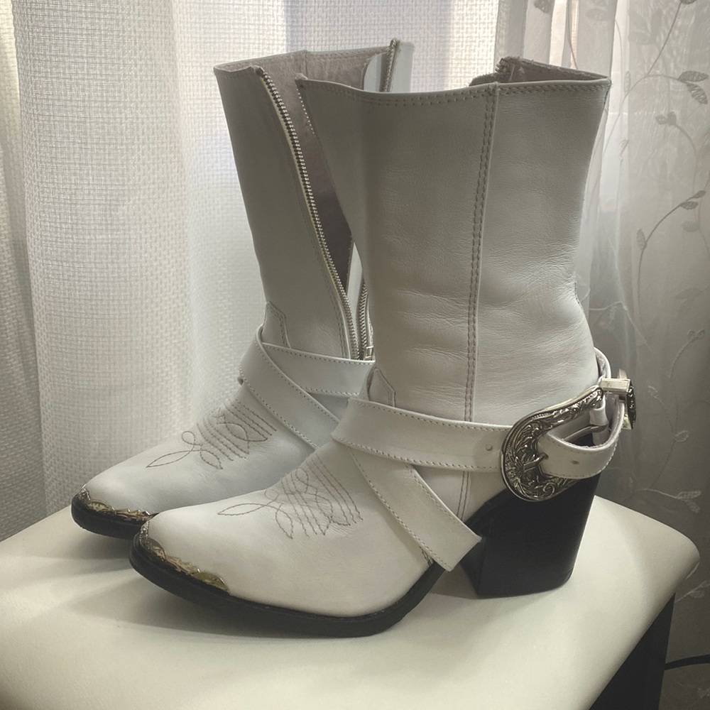 Wandering Coyote white cowboy boots